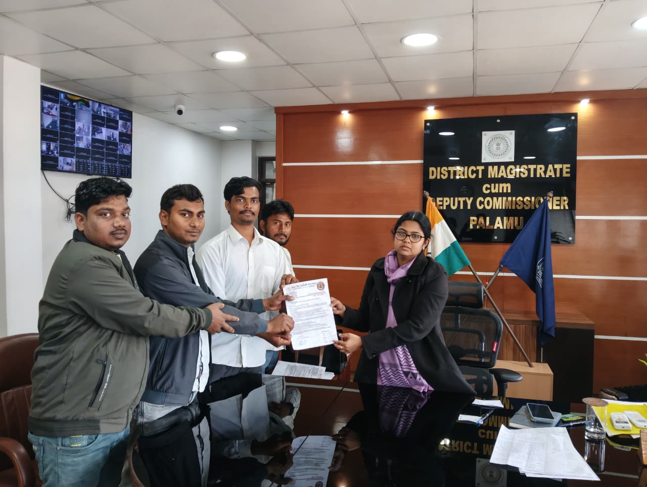 उपायुक्त को ज्ञापन सौंपते छात्र प्रतिनिधिमंडल सदस्यगण