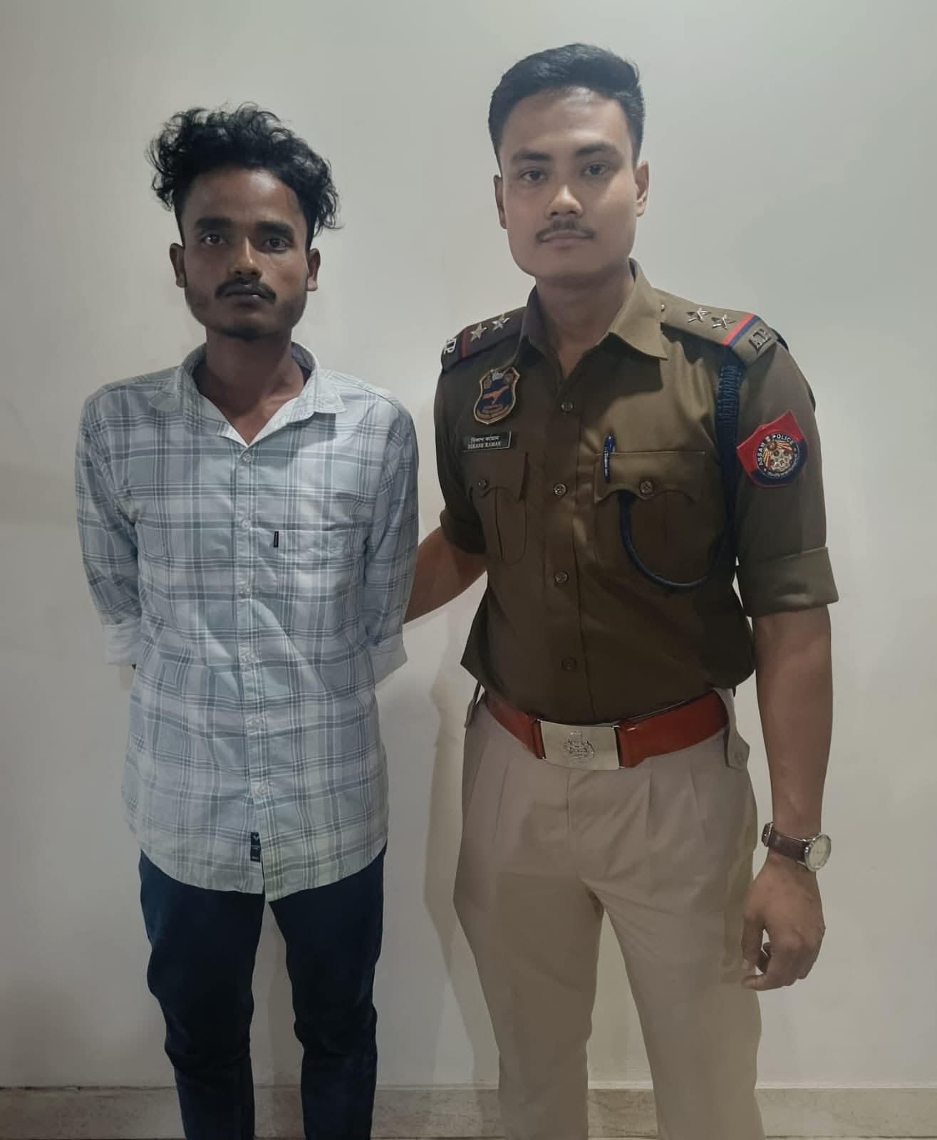 सोने के गाना चुराने के आरोप में गिरफ्तार सोने के गाना चुराने के आरोप में गिरफ्तार