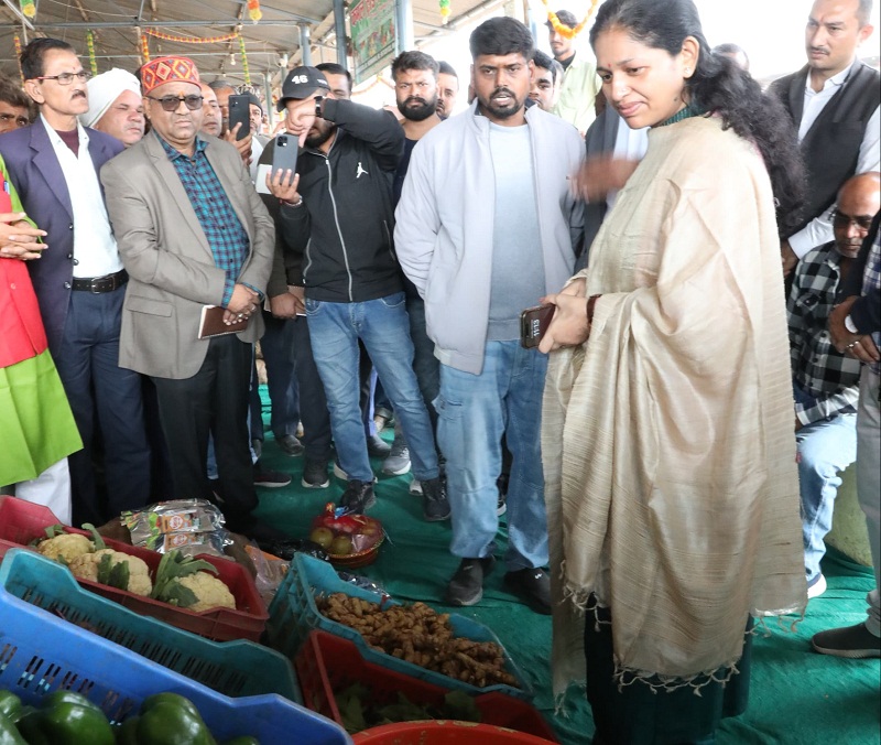 रीवाः कलेक्टर ने करहिया मंडी में किया जैविक हाट बाजार का उद्घाटन रीवाः कलेक्टर ने करहिया मंडी में किया जैविक हाट बाजार का उद्घाटन