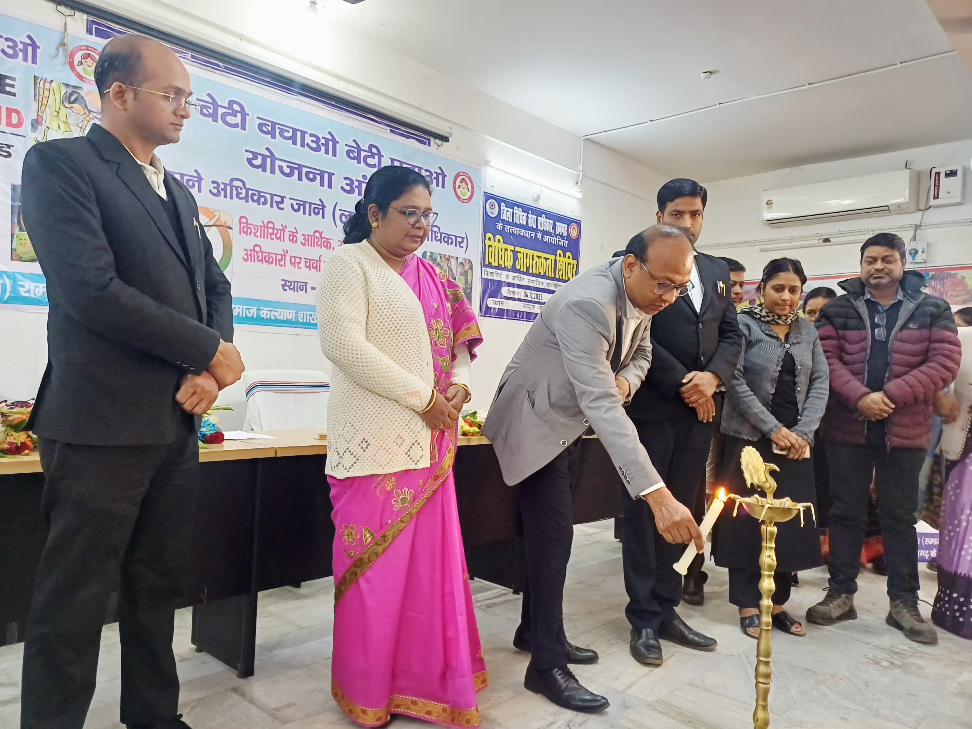 उद्घाटन करते अतिथि