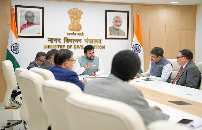 इंडिगो एयरलाइंस के परिचालन संकट पर बैठक करते नागर विमानन मंत्री किंजरापु राम मोहन नायडू