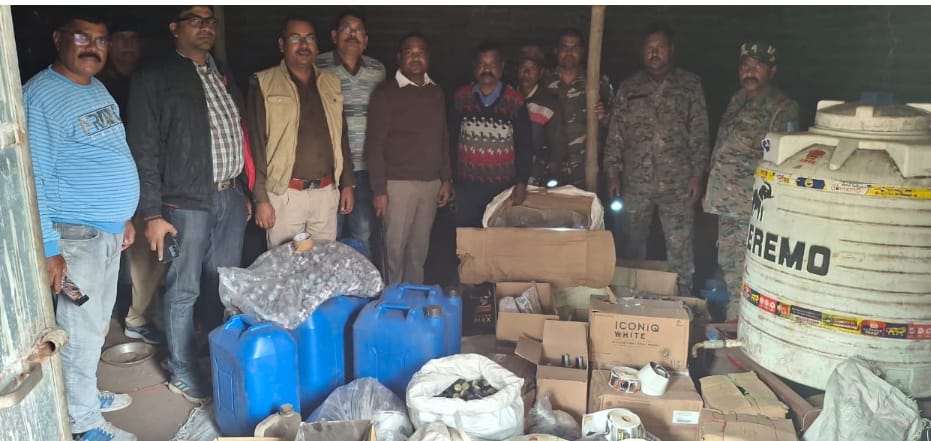 शराब की भट्ठी में पुलिस की छापेमारी टीम और अन्य