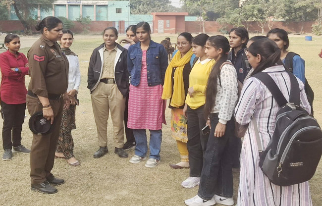 सोनीपत छात्राओं को जागरुक करते हुए पुलिस अधिकारी सोनीपत छात्राओं को जागरुक करते हुए पुलिस अधिकारी
