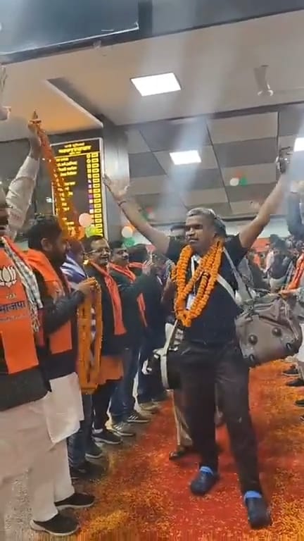 तमिल मेहमानों का स्वागत करते राज्यमंत्री तमिल मेहमानों का स्वागत करते राज्यमंत्री