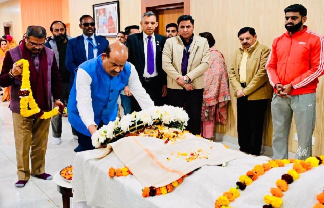 ओम बिरला स्वराज कौशल को श्रद्धांजलि देते हुए। ओम बिरला स्वराज कौशल को श्रद्धांजलि देते हुए।