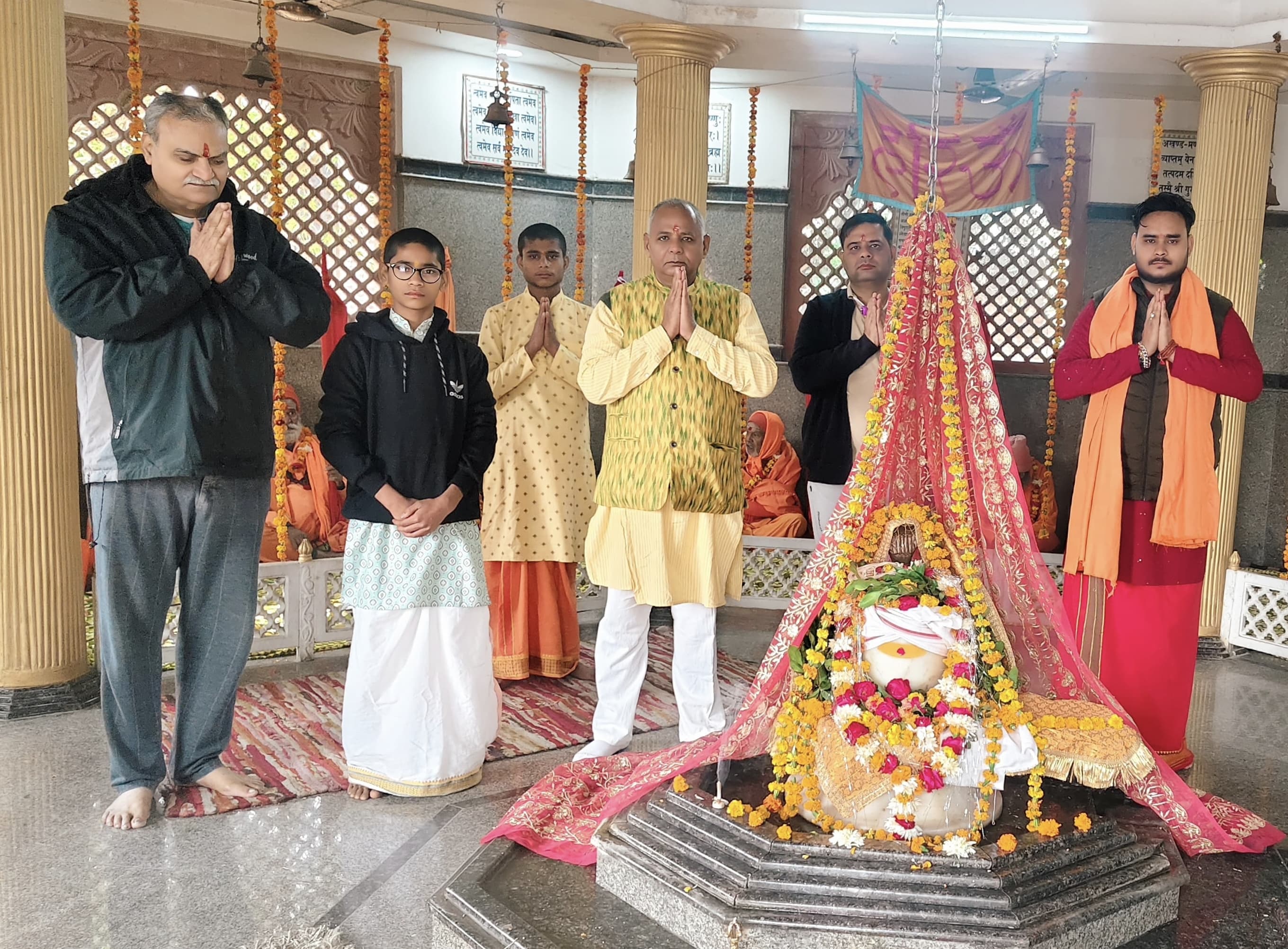 मन्दिर में शाम को पूजन करते पदाधिकारी