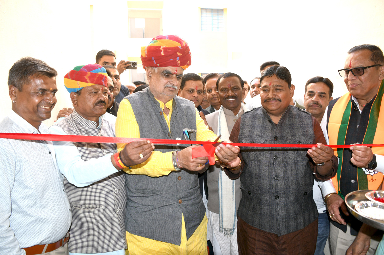 रिबन काटकर उद्घाटन करते यूडीएच मंत्री