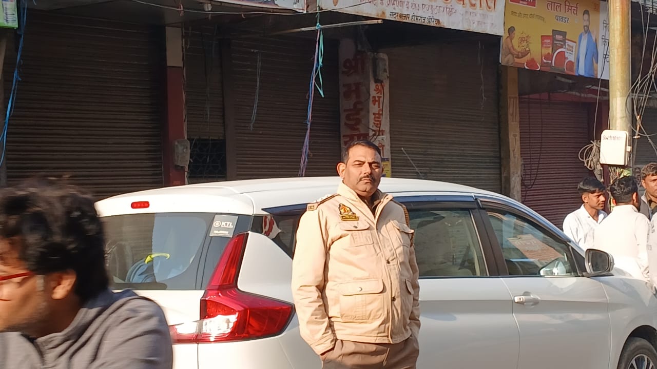 फोटो - घटना स्थल पर पुलिस बल तैनात