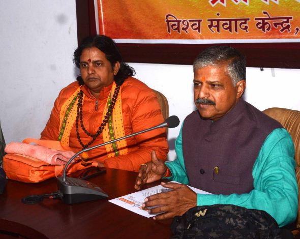 प्रेसवार्ता को संबोधित करते विक्रांत खण्डेलवाल व सुधीरानंद