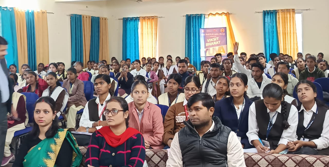 ‘विकसित भारत 2047 यूथ कनेक्ट’ कार्यक्रम में उपस्थित छात्र-छात्राएं।
