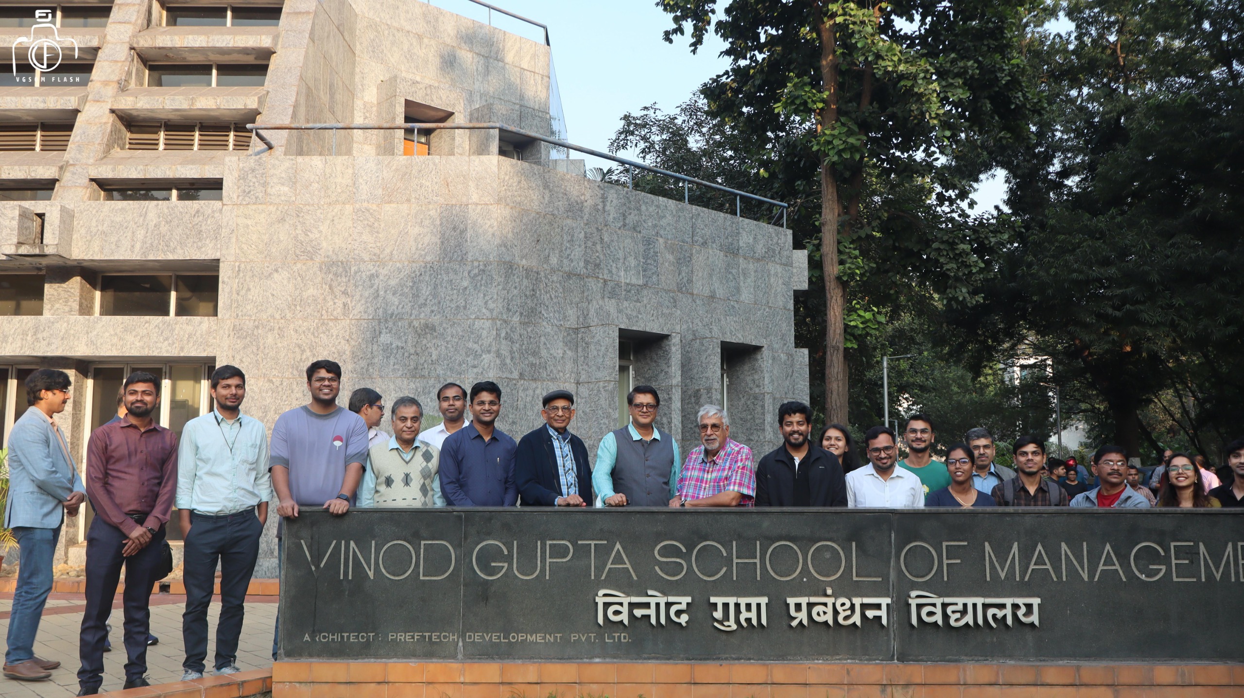 डॉ. विनोद गुप्ता वीजीसोम के नए सेमिनार कक्ष का उद्घाटन करते हुए।