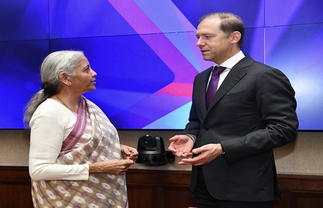 रूस के प्रथम उपप्रधानमंत्री डेनिस मेंटुरोव के साथ मुलाकात करते वित्‍त मंत्री