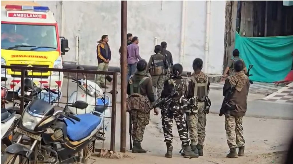 सुरक्षा बल के जवान सुरक्षा में रखे गए नक्सलियों के शव के बाहर खड़े हुए