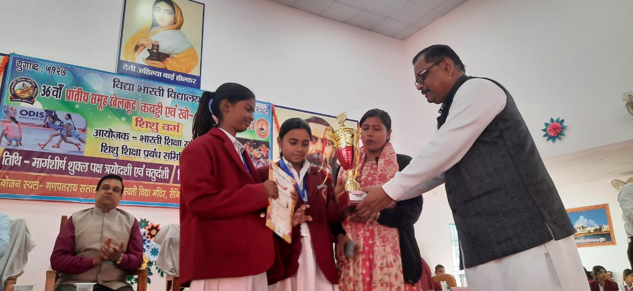 विजयी प्रतिभागी को पुरस्कृत करते अतिथि