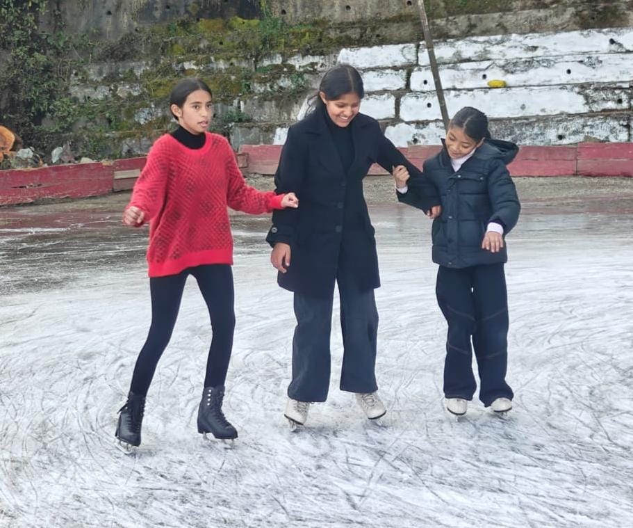 स्केटिंग करते बच्चे