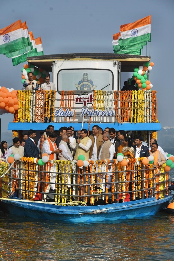 मुख्यमंत्री डॉ. मोहन यादव ने भोपाल के बोट क्लब पर शिकारा नाव का शुभारंभ कर अपर लेक पर सैर की