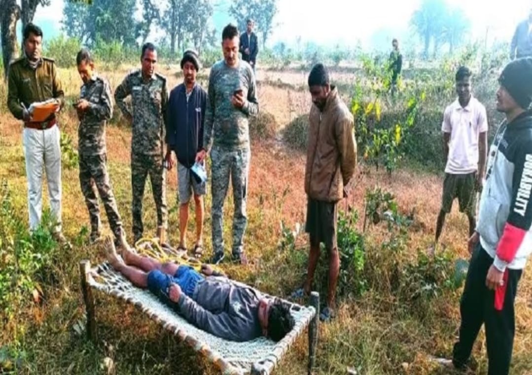 शव के साथ पुलिस और ग्रामीण