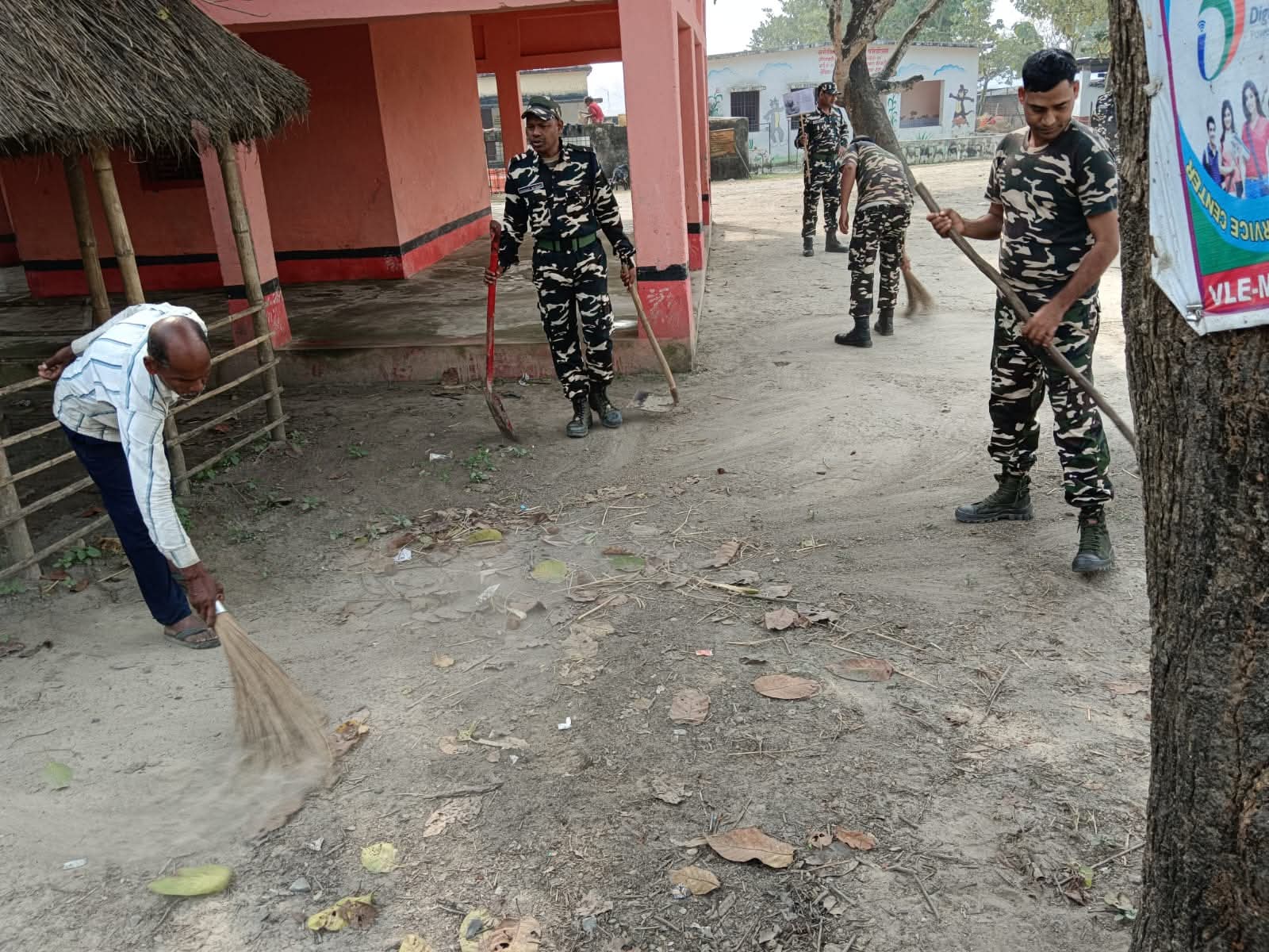 अररिया फोटो:एसएसबी जवान सफाई करते