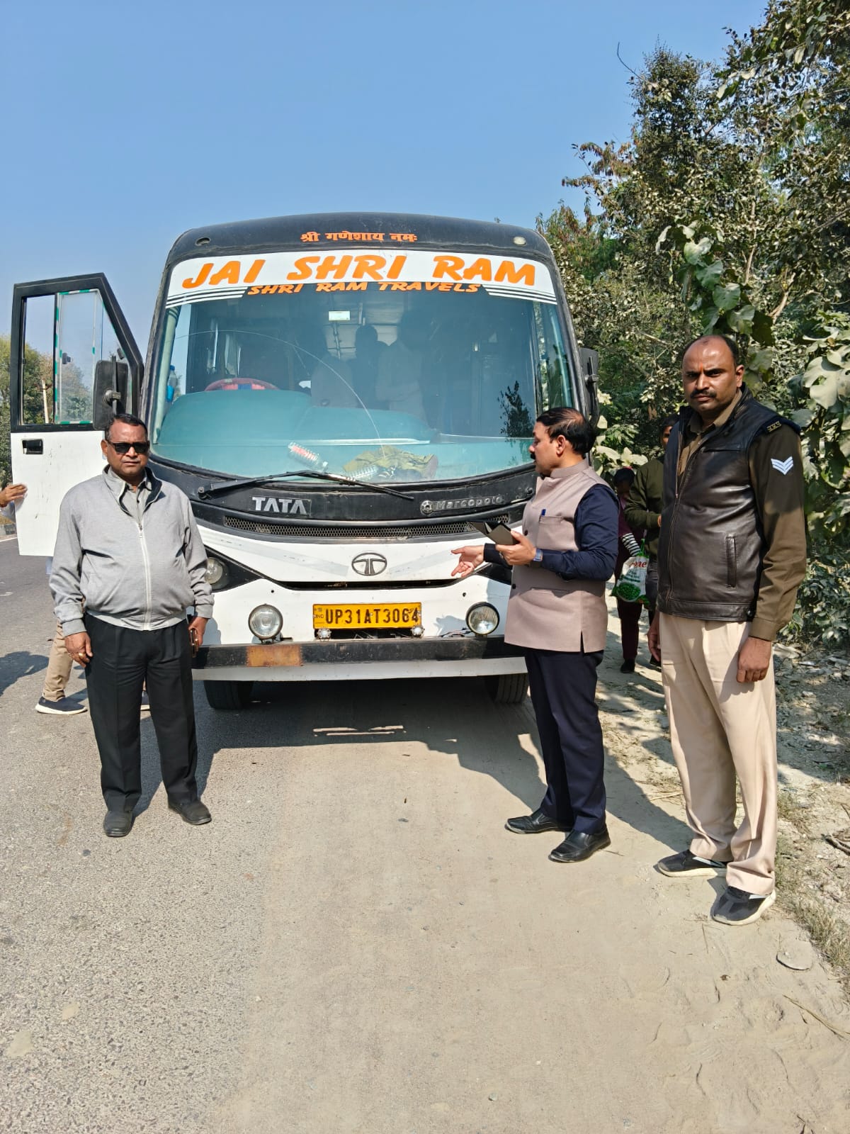 गाड़ियों का चालन करते एआरटीओ
