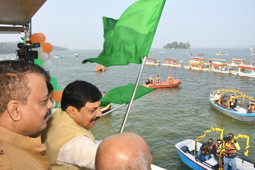 मुख्यमंत्री डॉ. मोहन यादव ने भोपाल के बोट क्लब पर शिकारा नाव का शुभारंभ किया