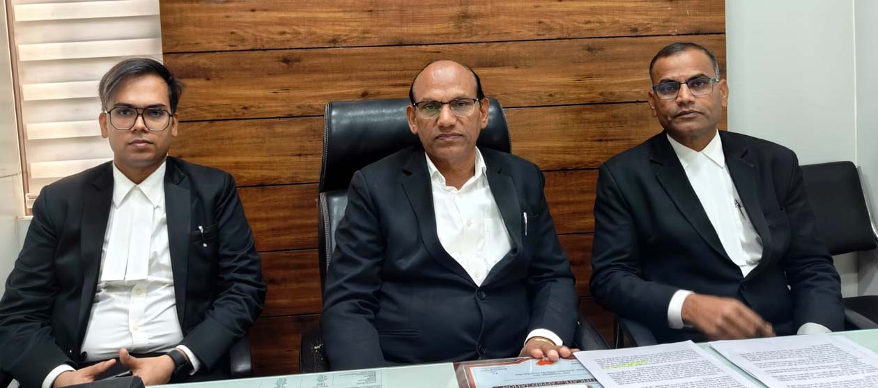 सम्मेलन बारे बातचीत करते संगठन के नेता.