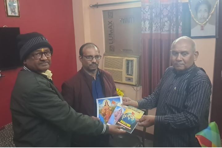 संपर्क करते स्वयंसेवक