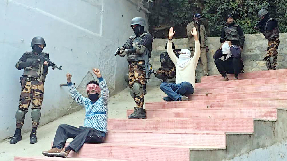 कैंची धाम में विष्फोटों की घटना पर आतंकियों को कब्जे में लेते सशस्त्र बलों के जवान.