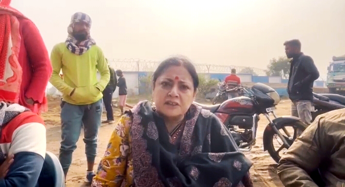 अवैध बालू घाट का निरीक्षण करतीं विधायक अग्निमित्रा पॉल।