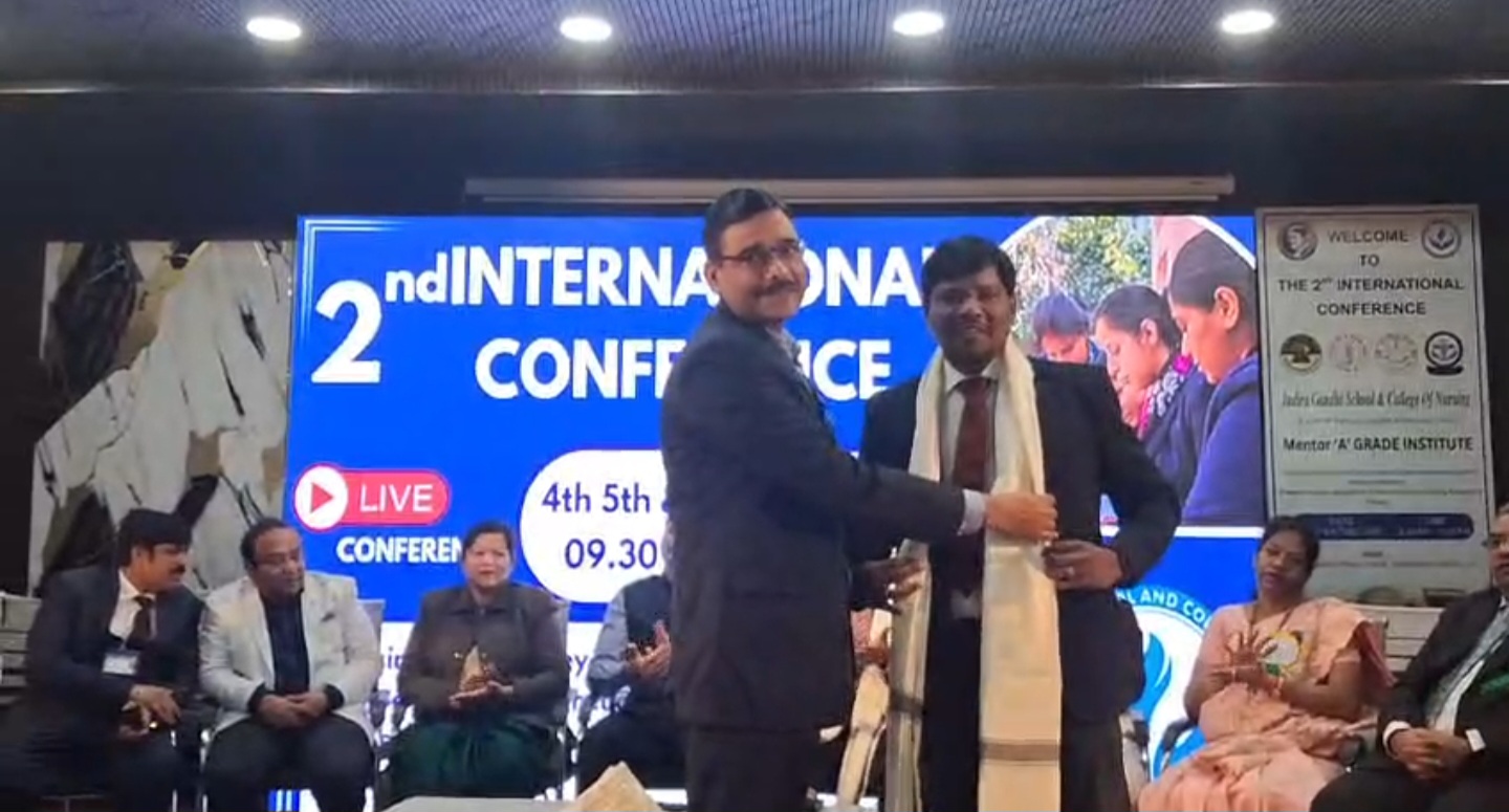 मुख्य अतिथि को सम्मान करने की फोटो मुख्य अतिथि को सम्मान करने की फोटो