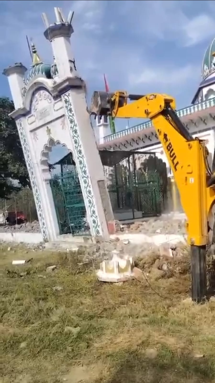 मजार को हटाता बुलडोजर मजार को हटाता बुलडोजर