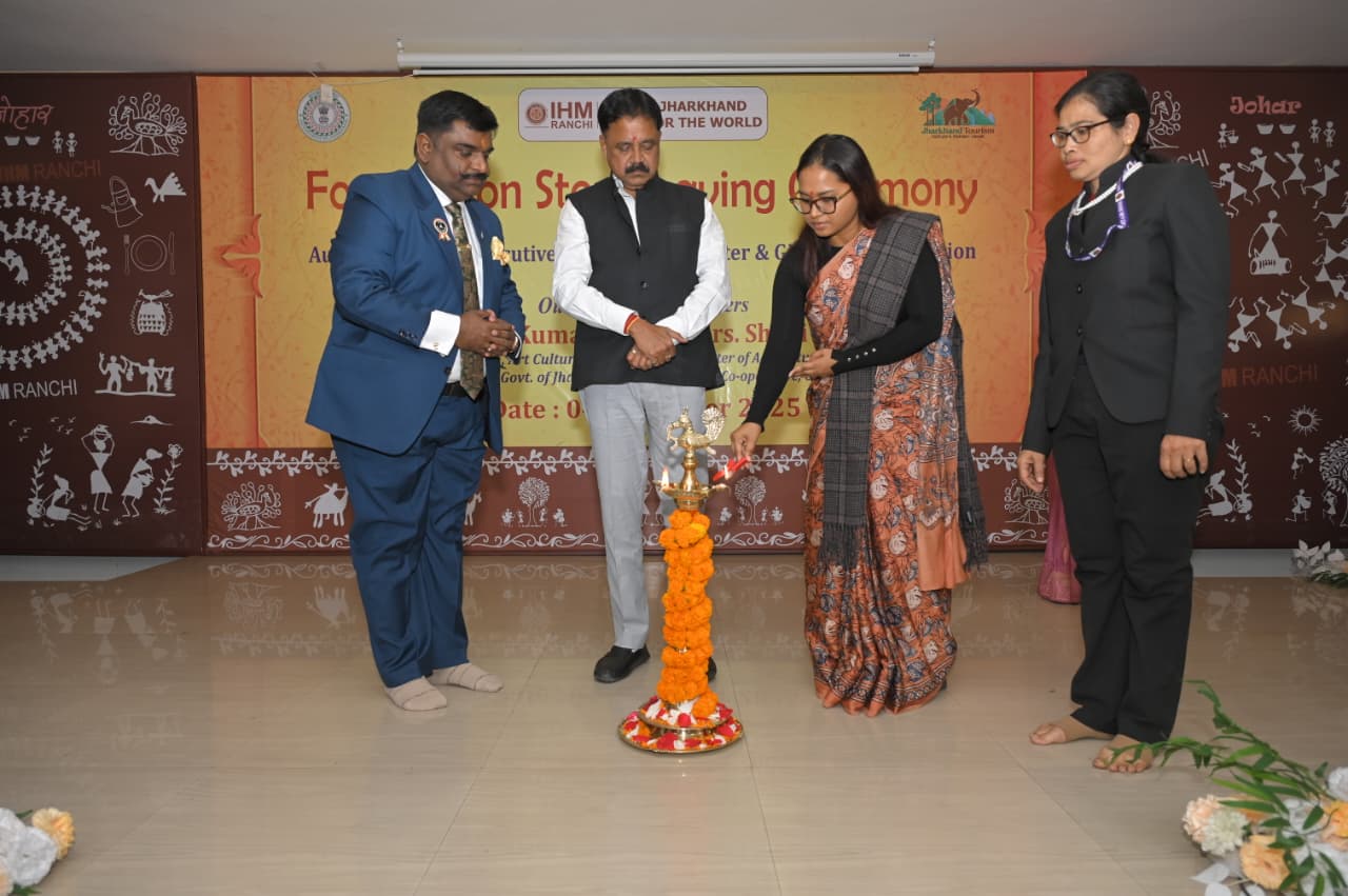 कार्यक्रम में मंत्री शिल्पी तिर्की और मंत्री सुदिव्य कुमार की तस्वीर