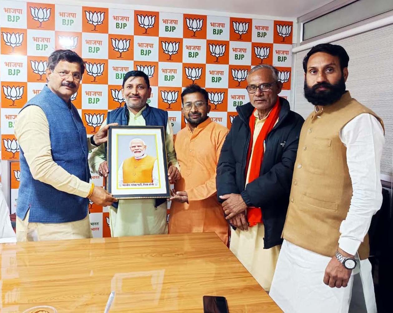 शंकर गोस्वामी व उनकी पूर्वांचल टीम को सम्मानित करते हांसी जिला अध्यक्ष अशोक सैनी.