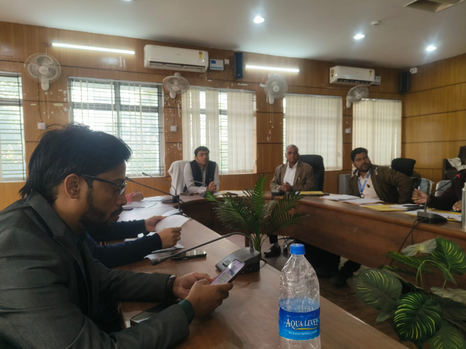 बैठक में शामिल अधिकारी