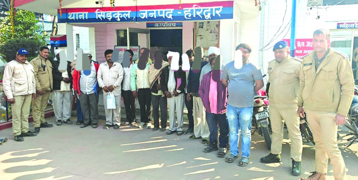 पुलिस गिरफ्त में आरोपित पुलिस गिरफ्त में आरोपित