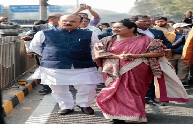 दिल्ली की मुख्यमंत्री रेखा गुप्ता शिक्षा मंत्री आशीष सूद के साथ आईटीओ का दौरा करते हुए। दिल्ली की मुख्यमंत्री रेखा गुप्ता शिक्षा मंत्री आशीष सूद के साथ आईटीओ का दौरा करते हुए।