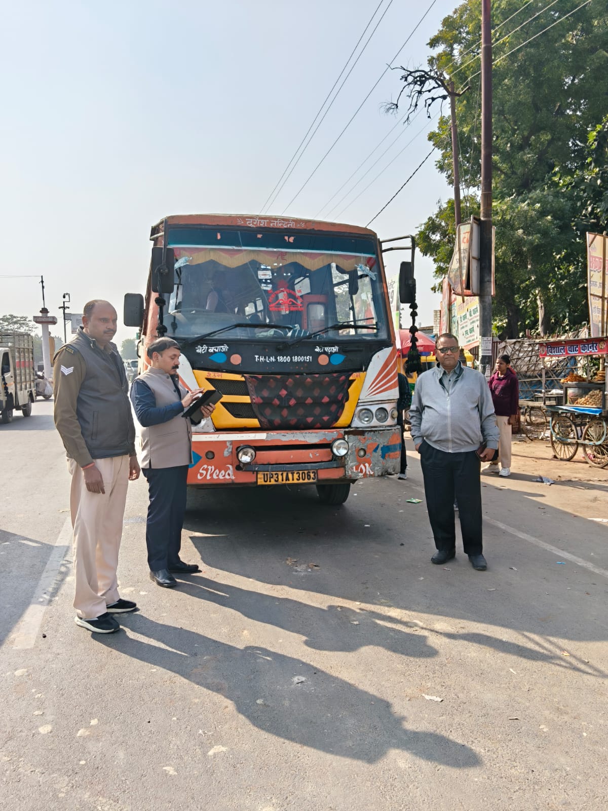 अभियान के दौरान गाड़ियों के प्रपत्र चेक करते हुए