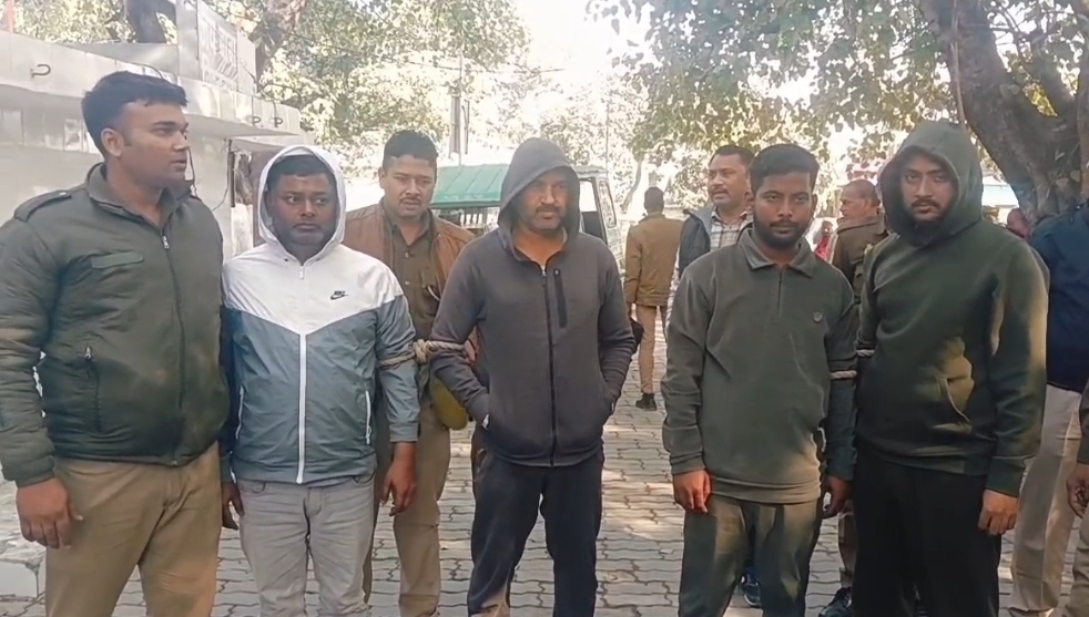 पुलिस की गिरफ्त में चारों शातिर चोरों का छायाचित्र