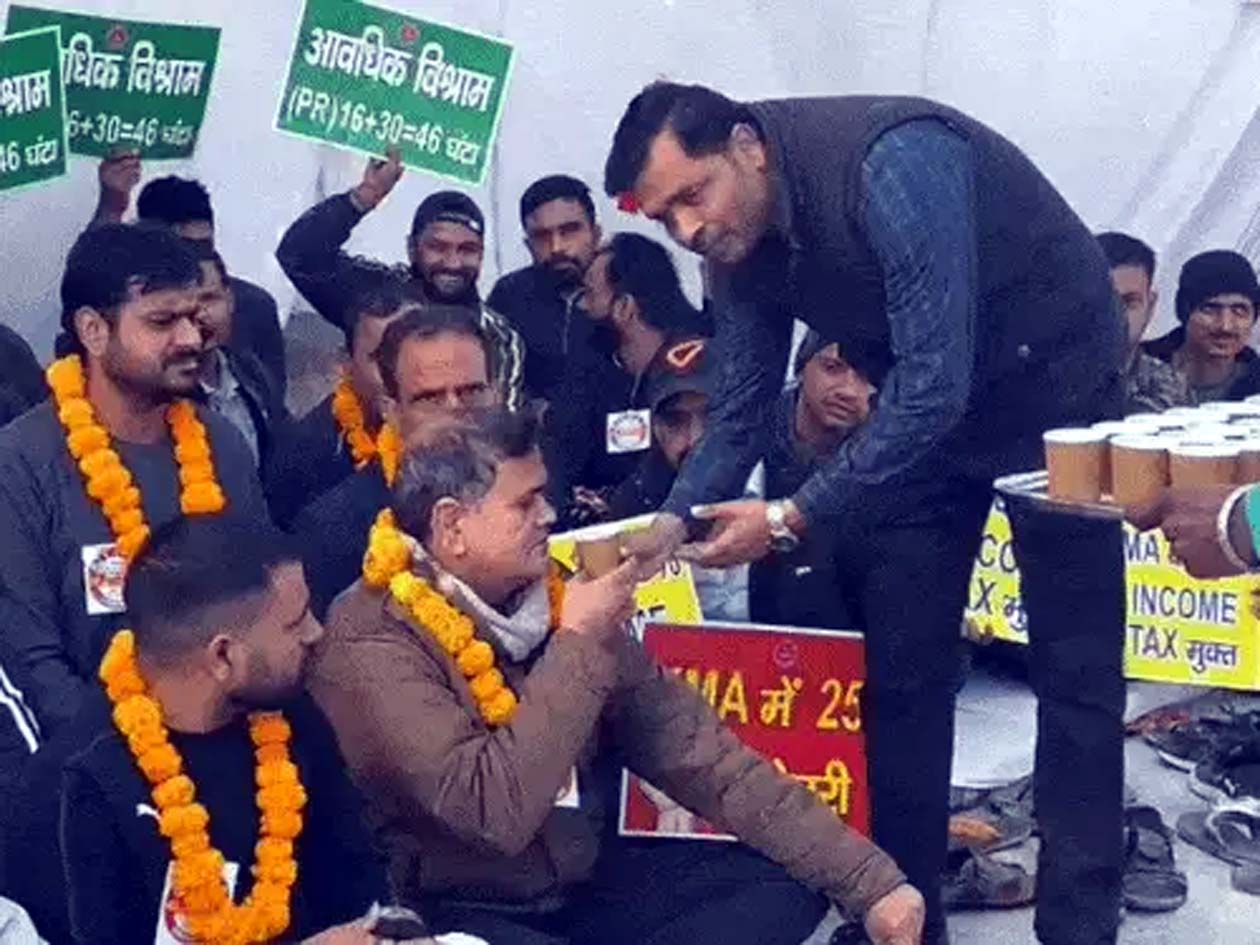 लोकों पायलटों को जूस पिलाते संगठन के नेता। लोकों पायलटों को जूस पिलाते संगठन के नेता।