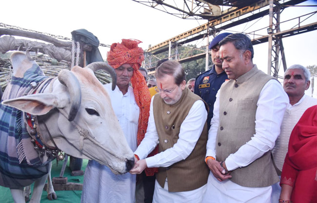 सहकारिता मंत्री डॉ. अरविंद शर्मा किसानों को सम्मानित करते  हुए