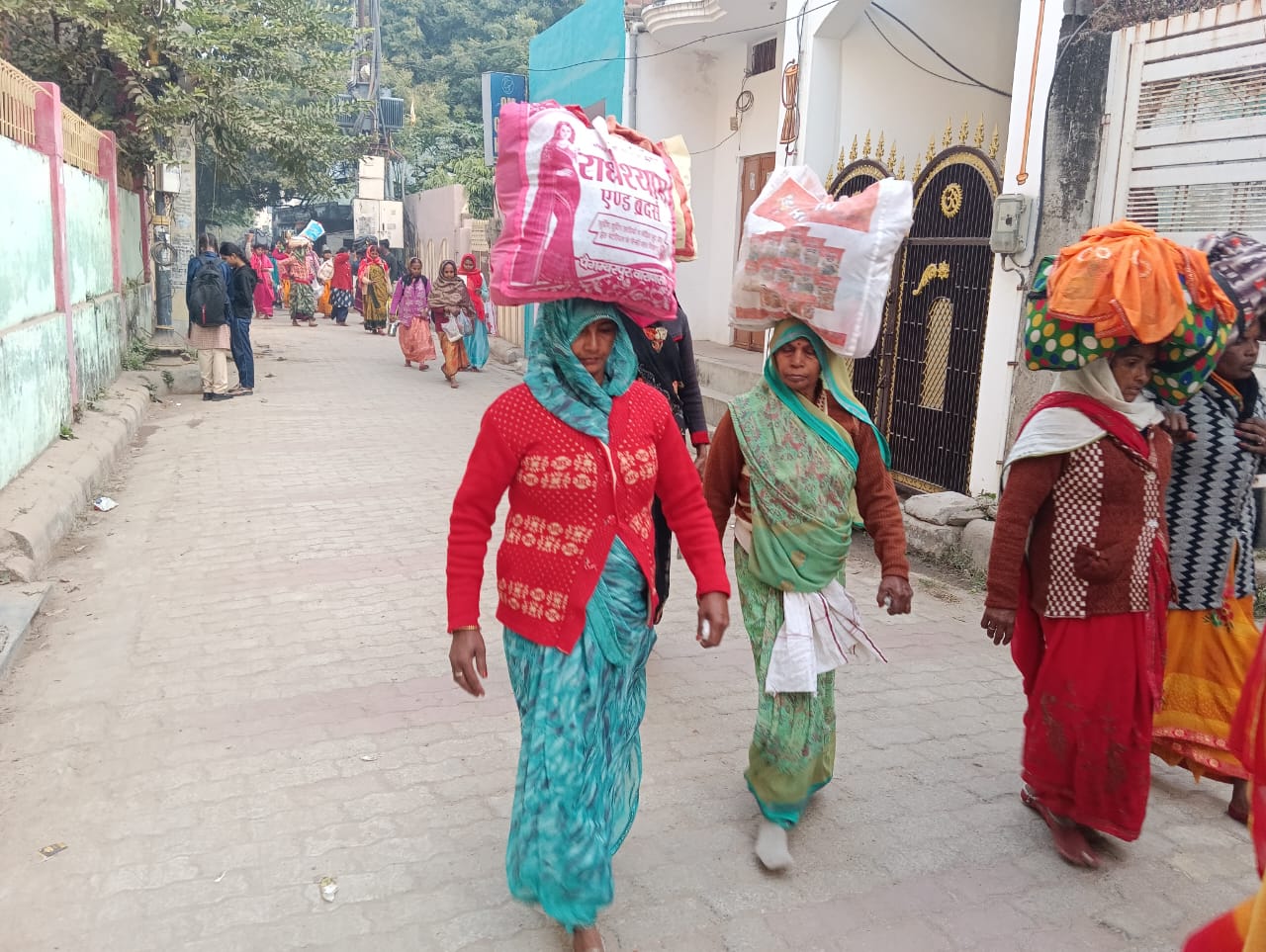 अंतरगृही यात्रा पर नंगे पांव श्रद्धालु महिलाएं