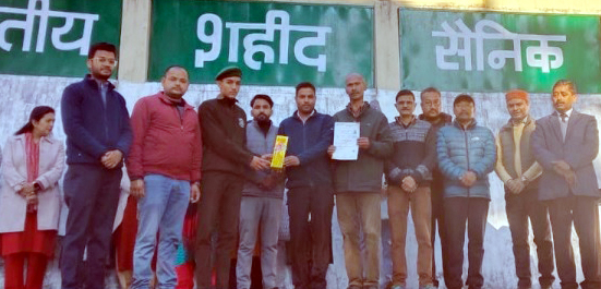 विद्यालय में सम्मानित होते राघवेंद्र बिष्ट अपने परिवार के साथ. विद्यालय में सम्मानित होते राघवेंद्र बिष्ट अपने परिवार के साथ.