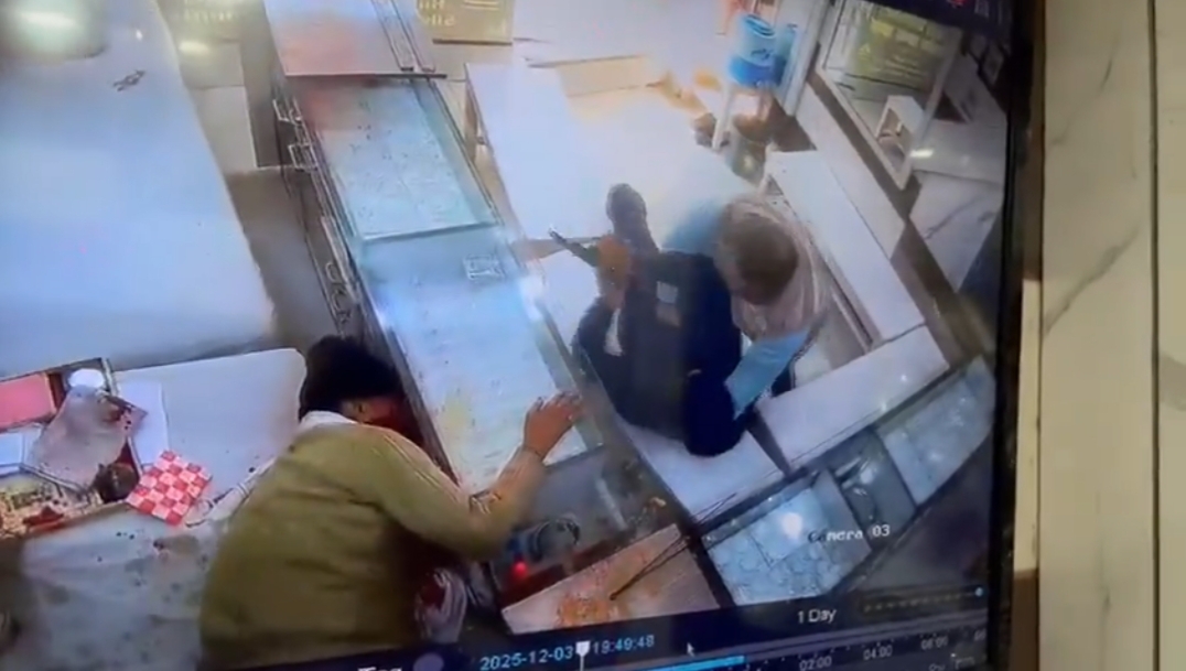 चाकू से गोदकर सर्राफा व्यापारी की हत्या, भीड़ ने आरोपी को पड़कर पीटा