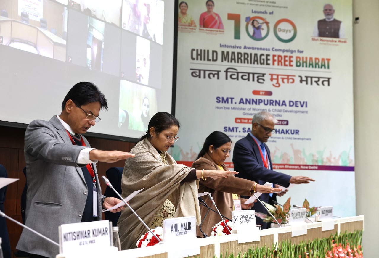 बाल विवाह मुक्त भारत बनाने के लिए केन्द्रीय  मंत्री के साथ अधिकारी शपथ लेते हुए