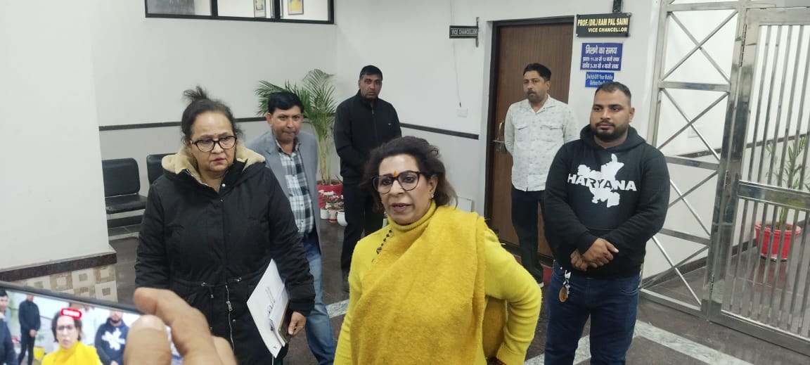 सीआरएसयू में मामले की जांच करने पहुंची महिला आयोग की अध्यक्ष रेणू भाटिया। सीआरएसयू में मामले की जांच करने पहुंची महिला आयोग की अध्यक्ष रेणू भाटिया।