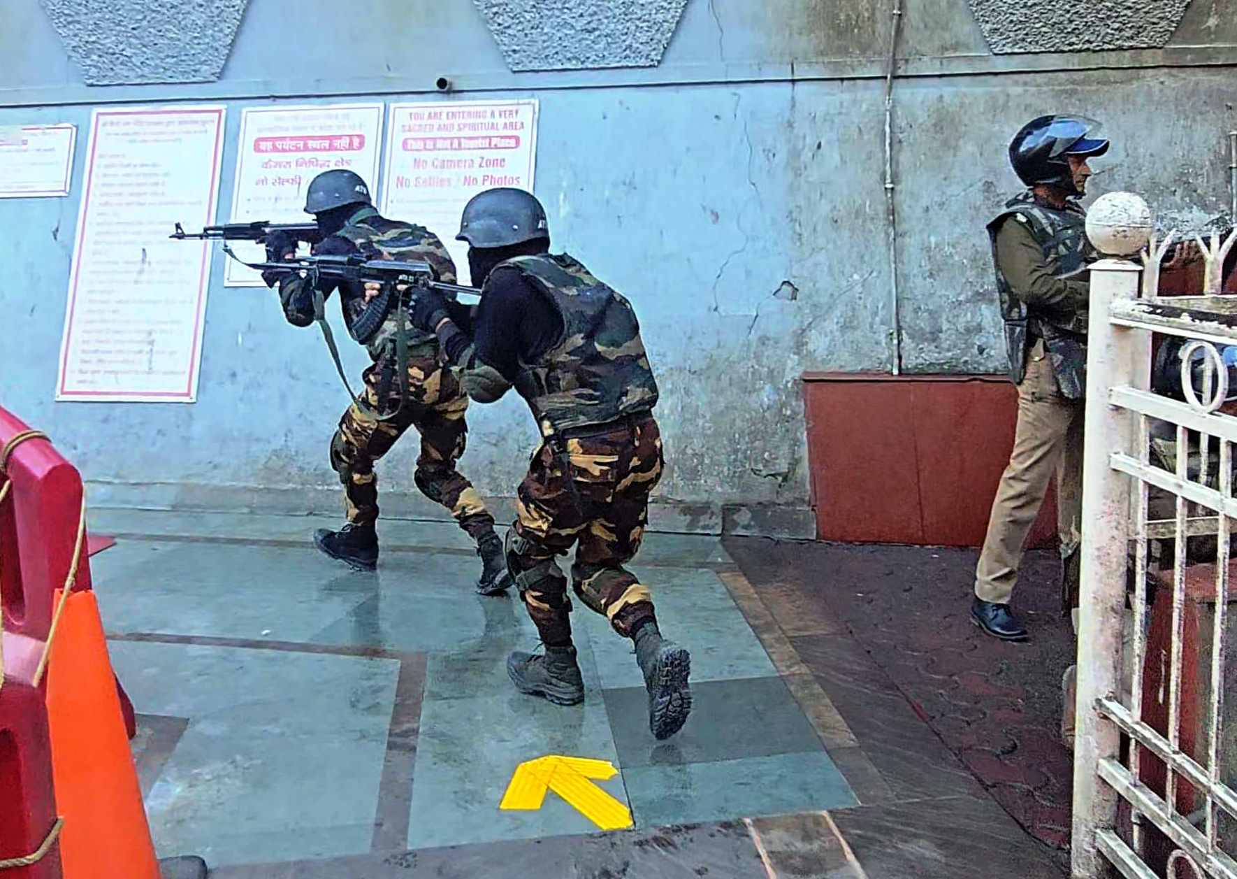 कैंची धाम में विष्फोटों की सूचना पर एक्शन में सशस्त्र बलों के जवान।