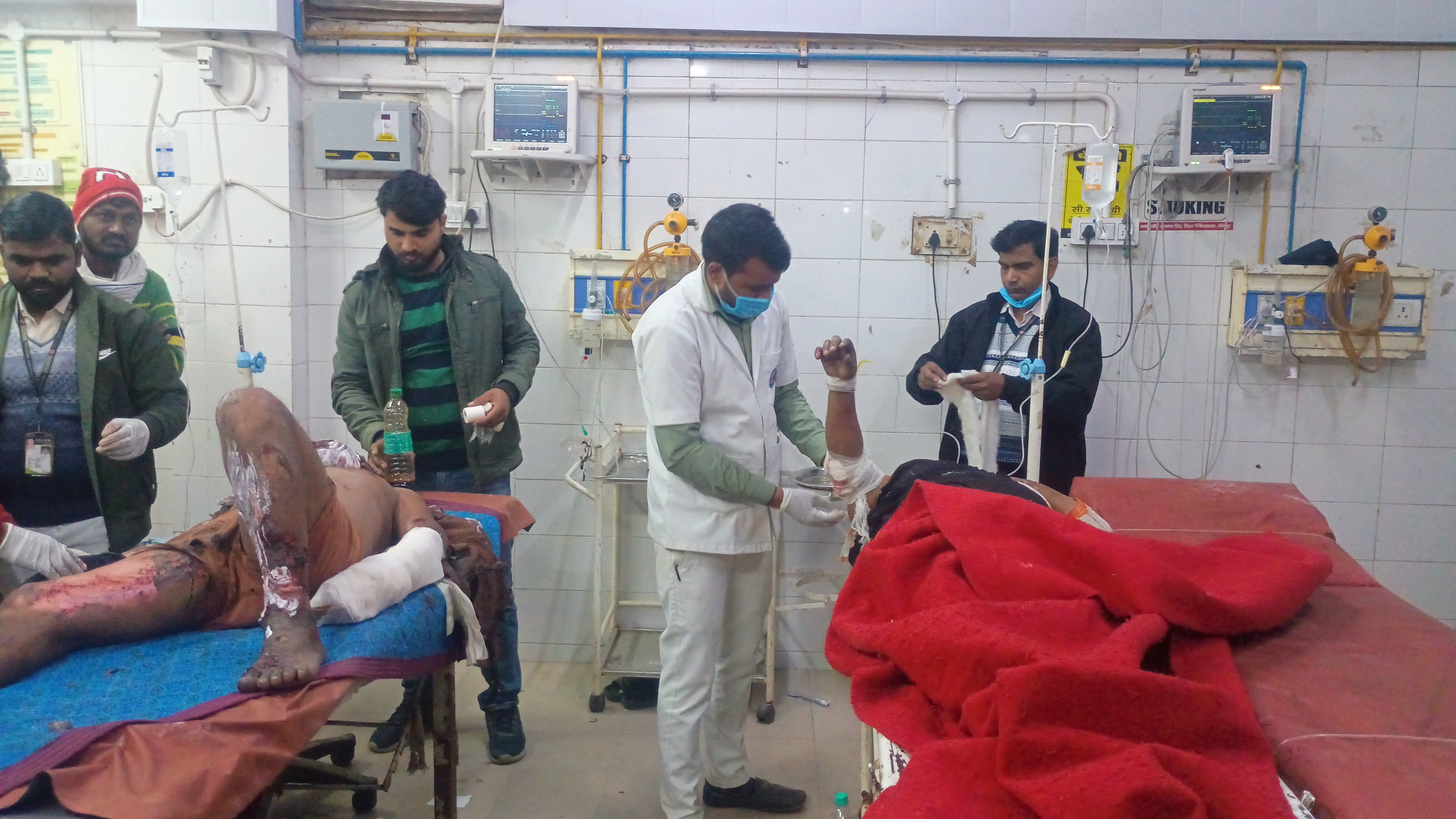 जिला अस्पताल में भर्ती ब्लास्ट में घायल लोग का इलाज करे हुए चिकित्सक