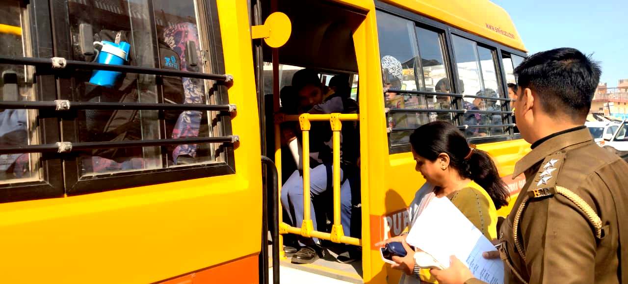 जिला विधिक सेवा प्राधिकरण ने किया बाल-वाहिनियों का औचक निरीक्षण जिला विधिक सेवा प्राधिकरण ने किया बाल-वाहिनियों का औचक निरीक्षण