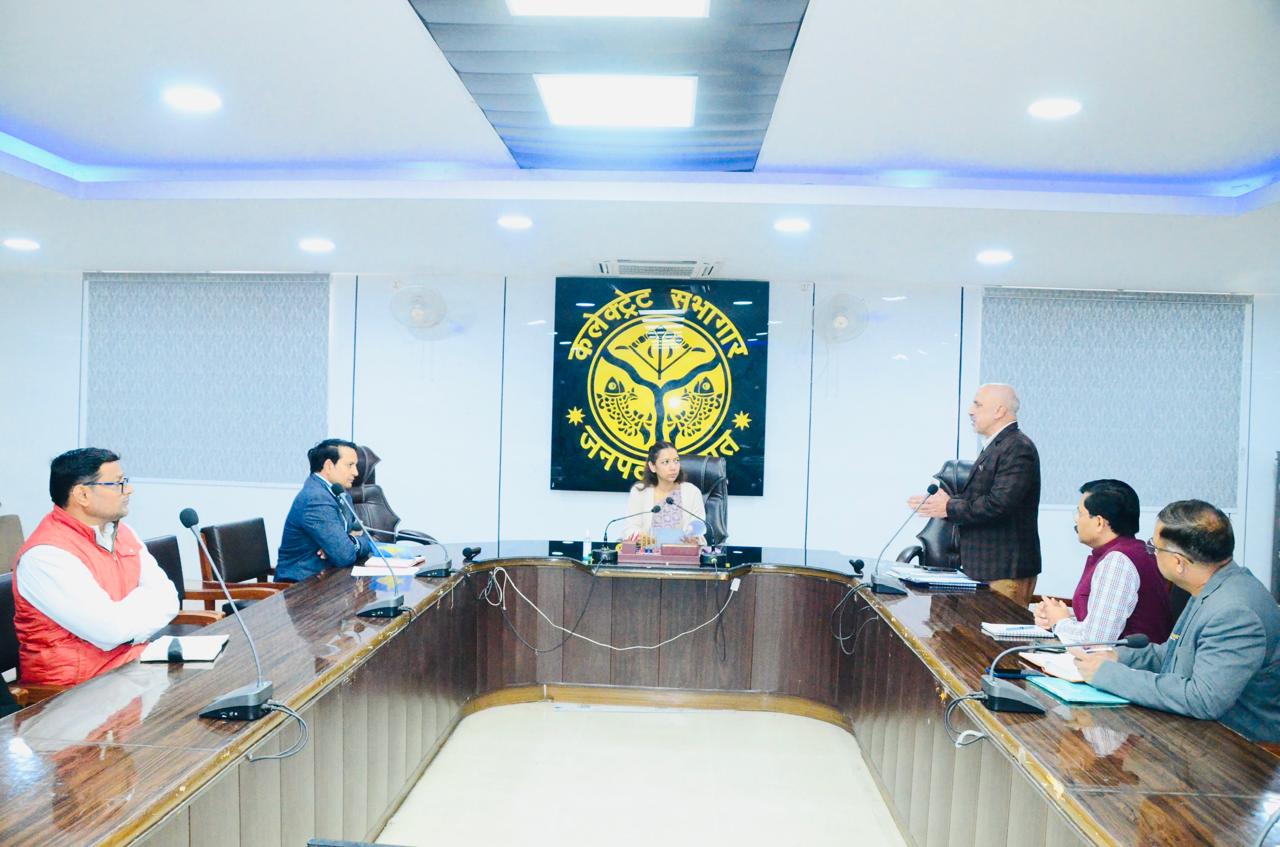 कलेक्ट्रेट सभागार में बैठक लेते डीएम अस्मिता लाल कलेक्ट्रेट सभागार में बैठक लेते डीएम अस्मिता लाल