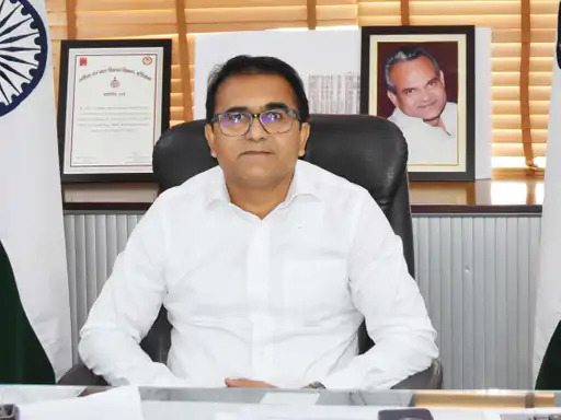 जिला उपायुक्त डॉ हरिश कुमार वशिष्ठ