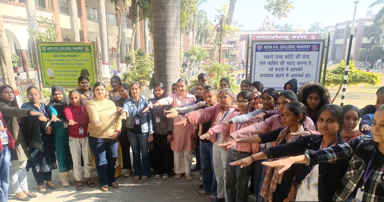 पानीपत स्थित आर्य कॉलेज में शपथ लेते विद्यार्थी।